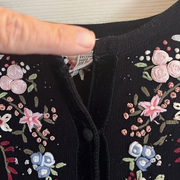 VTG-fashion bug-26/28-black-floral,button down, embroidered, cardigan sweater. - Picture 6 of 14